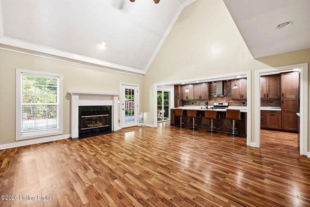 10122 Springhurst Gardens Cir, Louisville, KY 40241