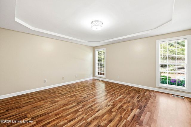 10122 Springhurst Gardens Cir, Louisville, KY 40241