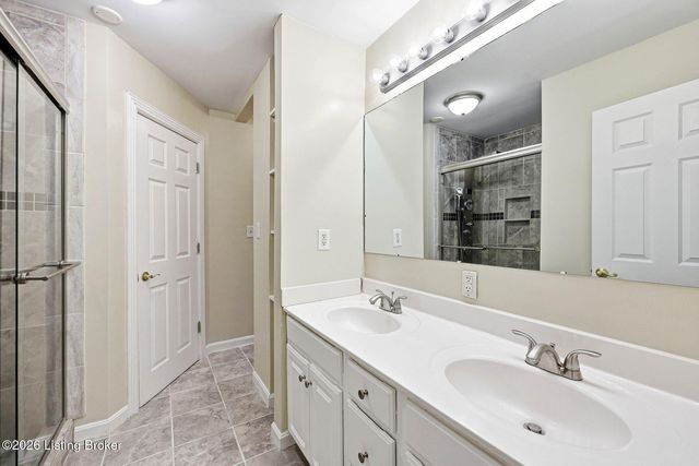 10122 Springhurst Gardens Cir, Louisville, KY 40241
