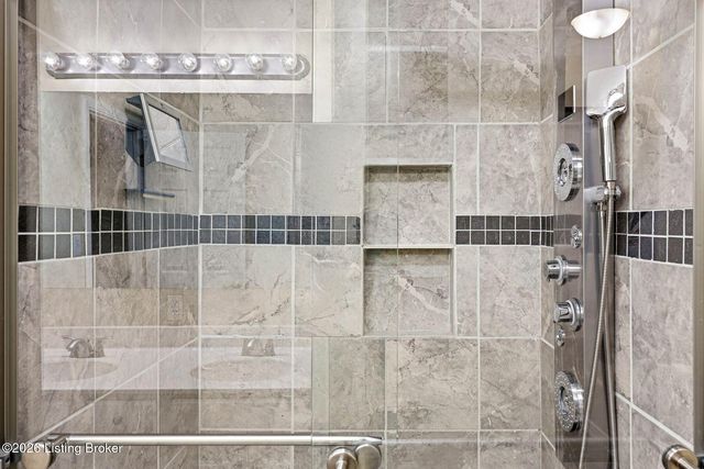 10122 Springhurst Gardens Cir, Louisville, KY 40241