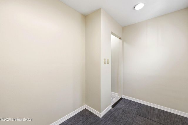 10122 Springhurst Gardens Cir, Louisville, KY 40241