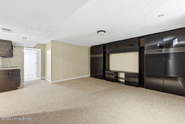 10122 Springhurst Gardens Cir, Louisville, KY 40241