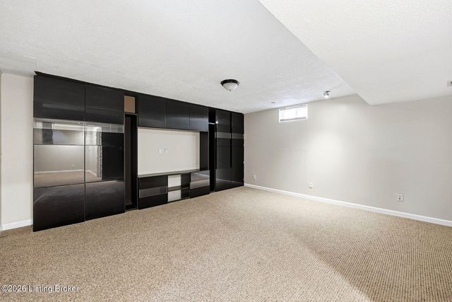 10122 Springhurst Gardens Cir, Louisville, KY 40241
