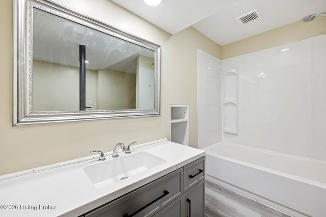 10122 Springhurst Gardens Cir, Louisville, KY 40241