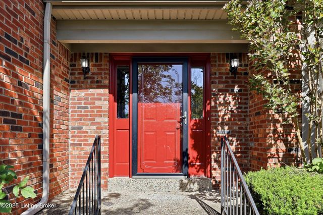 10122 Springhurst Gardens Cir, Louisville, KY 40241