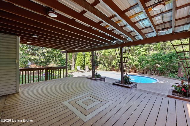 10122 Springhurst Gardens Cir, Louisville, KY 40241