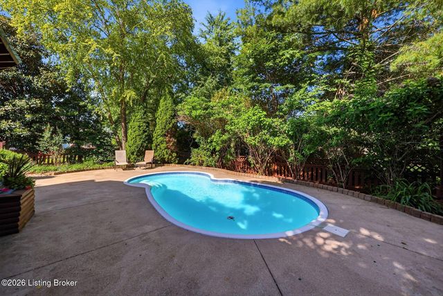 10122 Springhurst Gardens Cir, Louisville, KY 40241