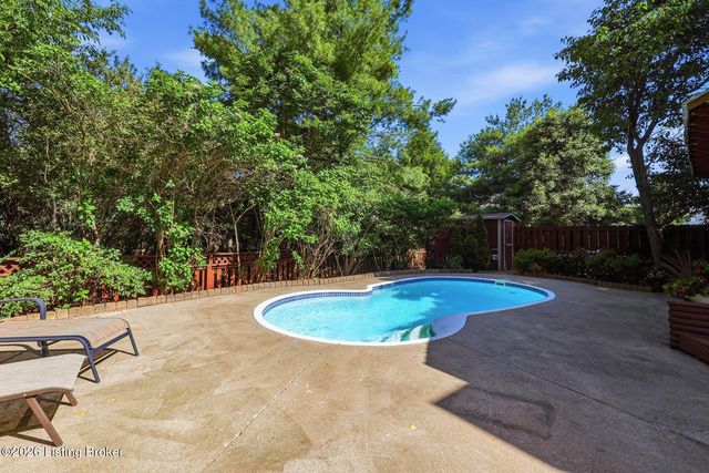 10122 Springhurst Gardens Cir, Louisville, KY 40241