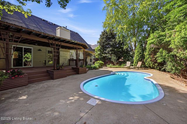 10122 Springhurst Gardens Cir, Louisville, KY 40241