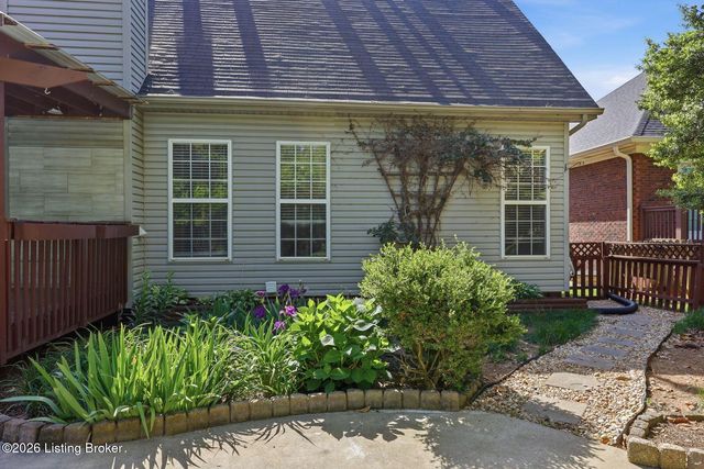 10122 Springhurst Gardens Cir, Louisville, KY 40241