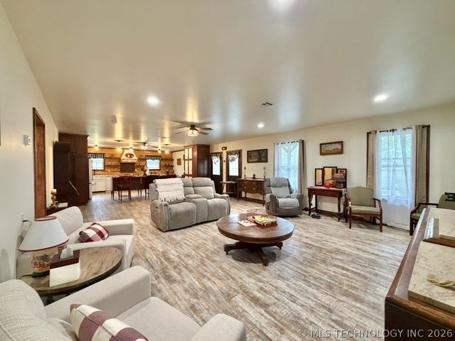 5969 E 620 Road, Locust Grove, OK 74352