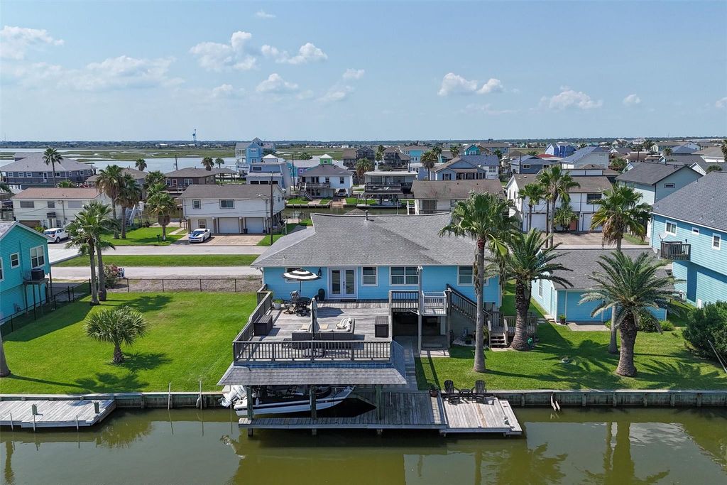 276 Barracuda Street, Bayou Vista, TX 77563