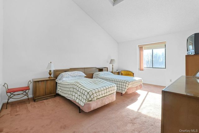 2 Linda Court, Nanuet, NY 10954