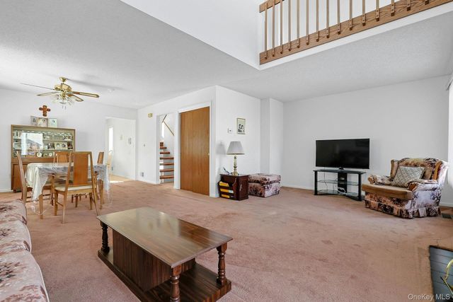 2 Linda Court, Nanuet, NY 10954