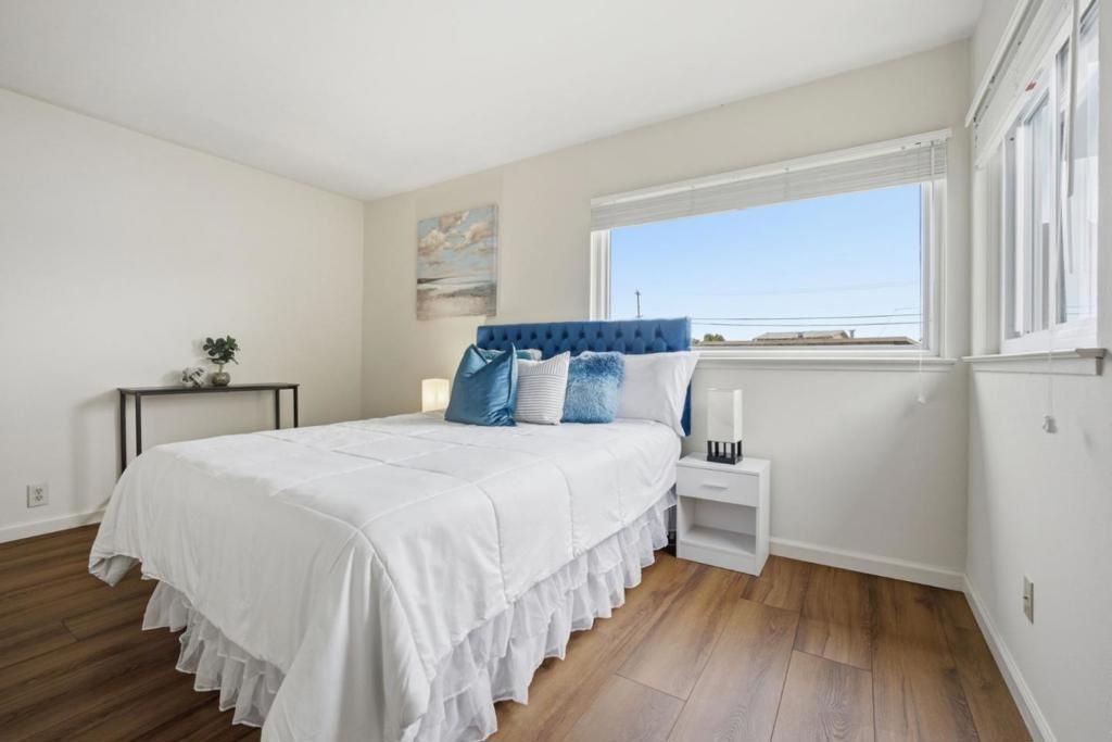 Image 12 of property listing at 1425 Royal Avenue, San Mateo, CA 94401