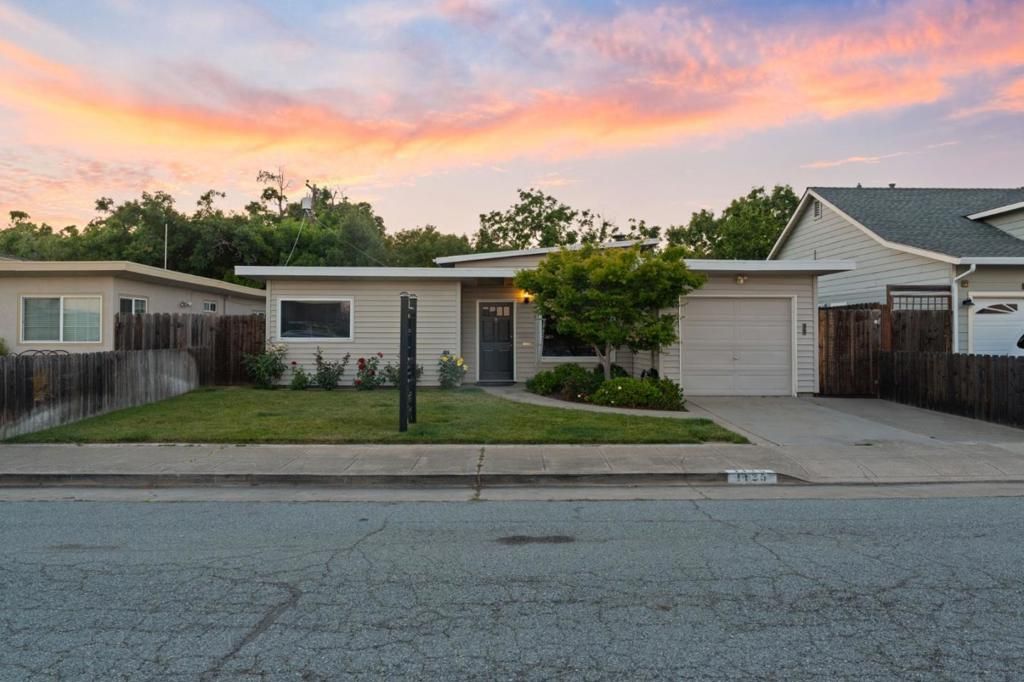 Image 21 of property listing at 1425 Royal Avenue, San Mateo, CA 94401