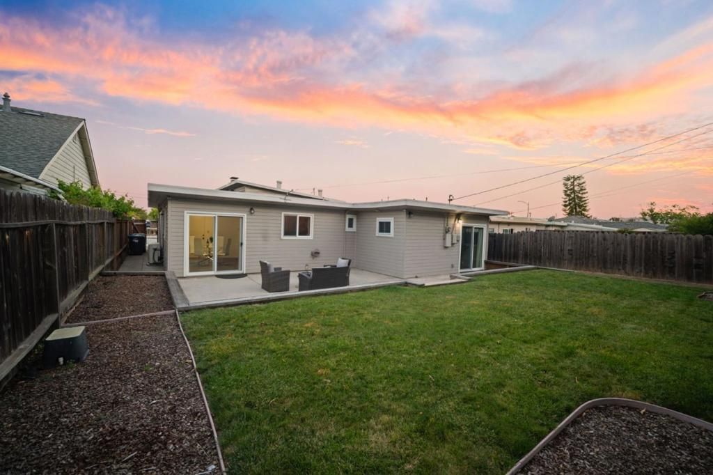 Image 23 of property listing at 1425 Royal Avenue, San Mateo, CA 94401