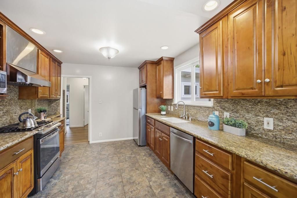 Image 5 of property listing at 1425 Royal Avenue, San Mateo, CA 94401