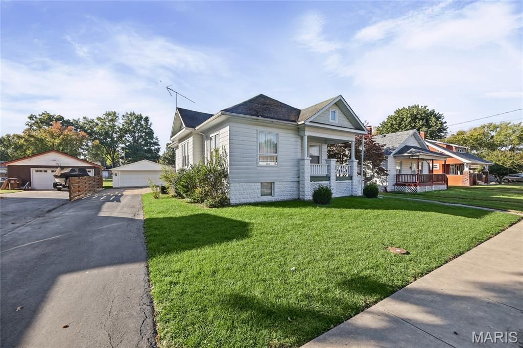 Image 1 of property listing at 202 W Prairie Street, Staunton, IL 62088
