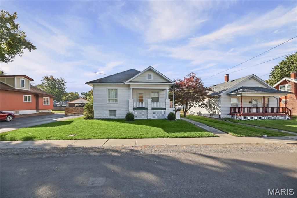 Image 2 of property listing at 202 W Prairie Street, Staunton, IL 62088