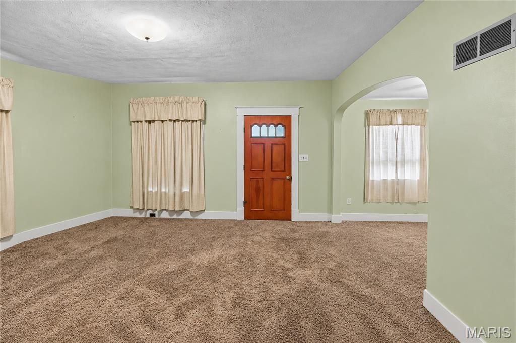 Image 15 of property listing at 202 W Prairie Street, Staunton, IL 62088