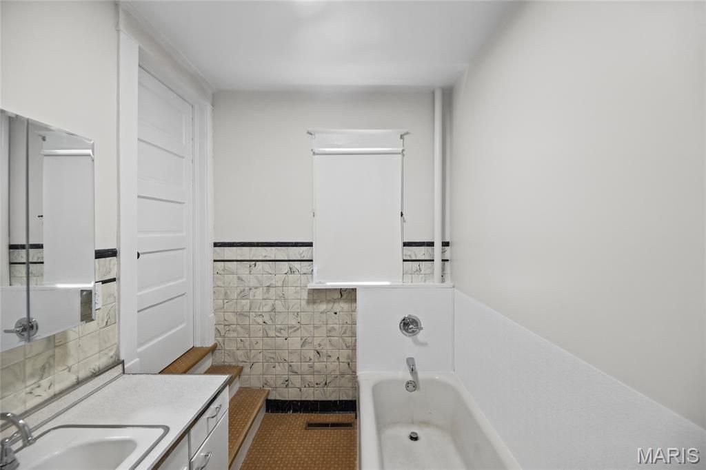 Image 17 of property listing at 202 W Prairie Street, Staunton, IL 62088