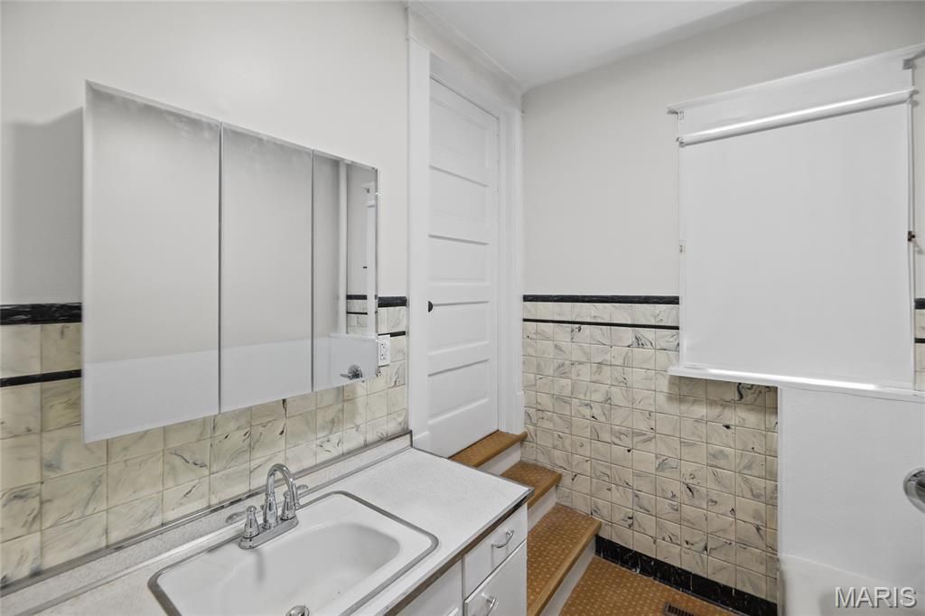 Image 18 of property listing at 202 W Prairie Street, Staunton, IL 62088