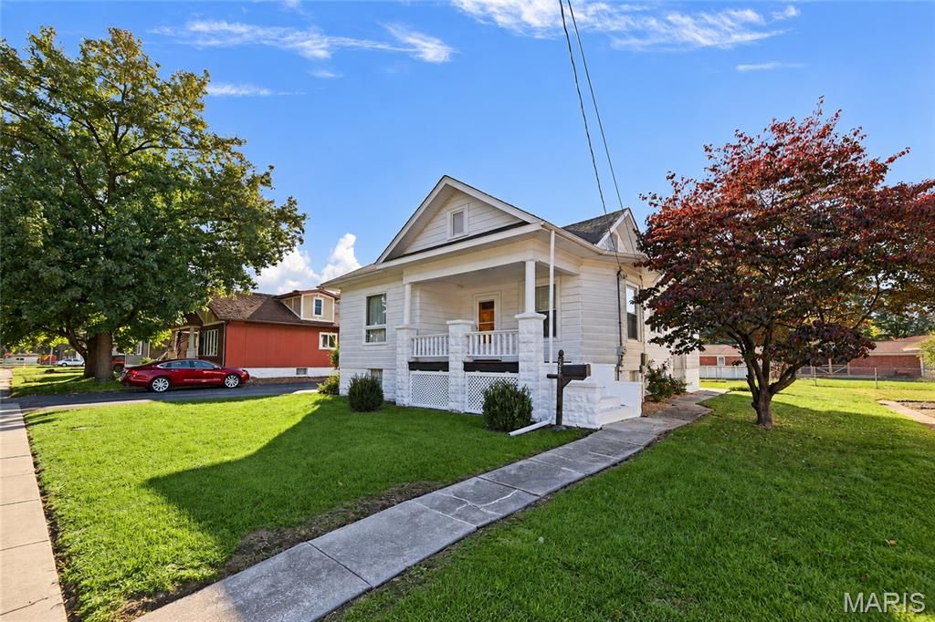 Image 3 of property listing at 202 W Prairie Street, Staunton, IL 62088