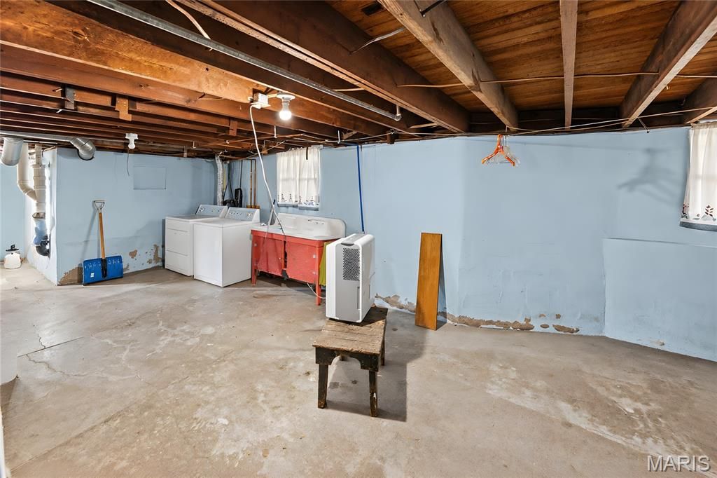 Image 27 of property listing at 202 W Prairie Street, Staunton, IL 62088
