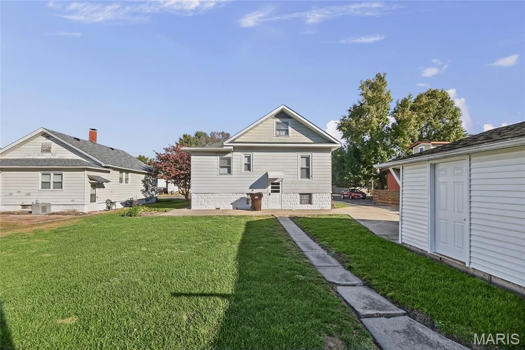 Image 6 of property listing at 202 W Prairie Street, Staunton, IL 62088