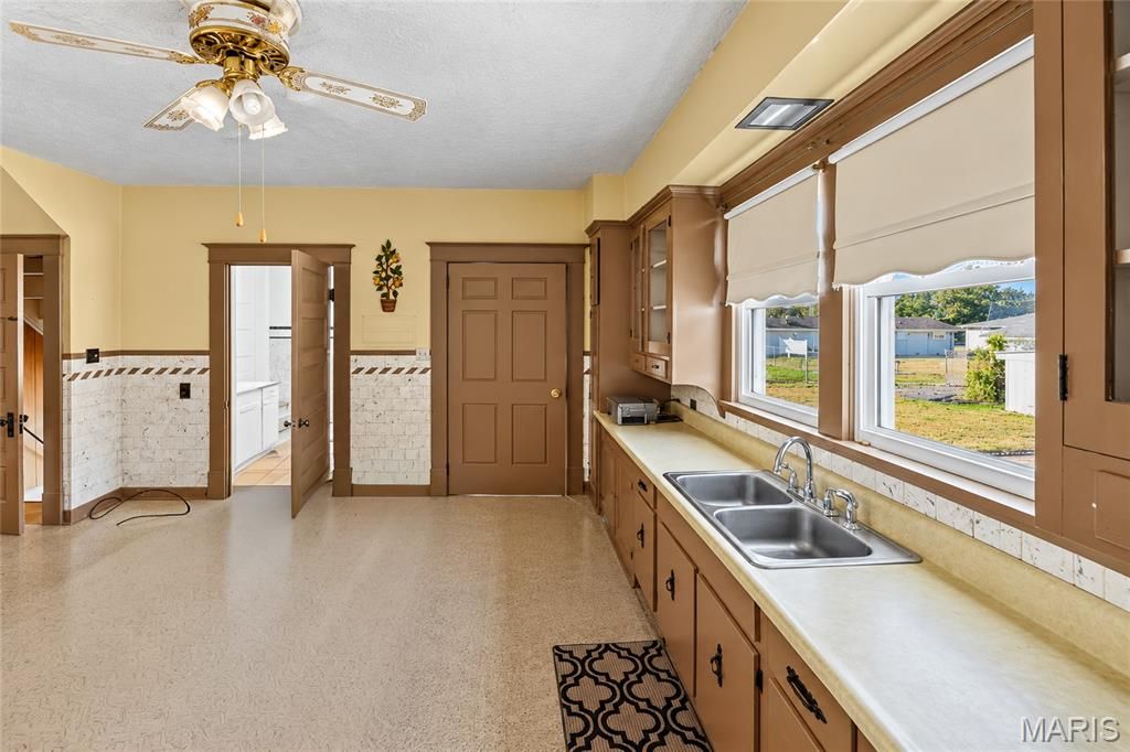 Image 9 of property listing at 202 W Prairie Street, Staunton, IL 62088