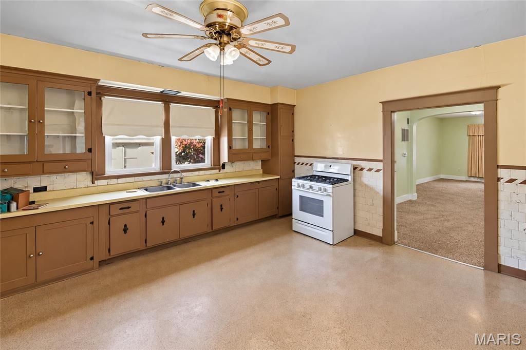 Image 10 of property listing at 202 W Prairie Street, Staunton, IL 62088