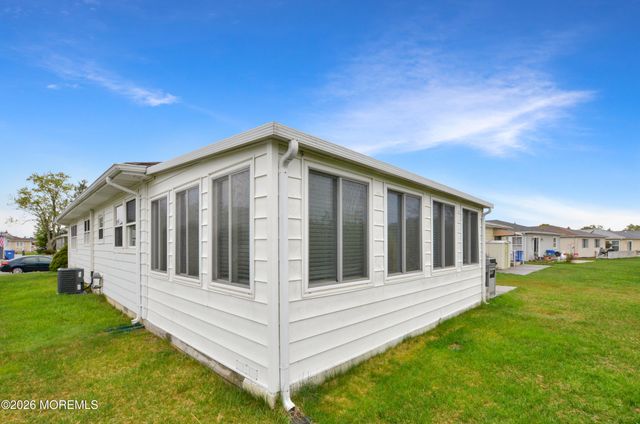 32 Bonaire Drive, Toms River, NJ 08757