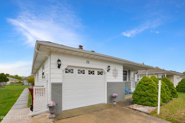 32 Bonaire Drive, Toms River, NJ 08757