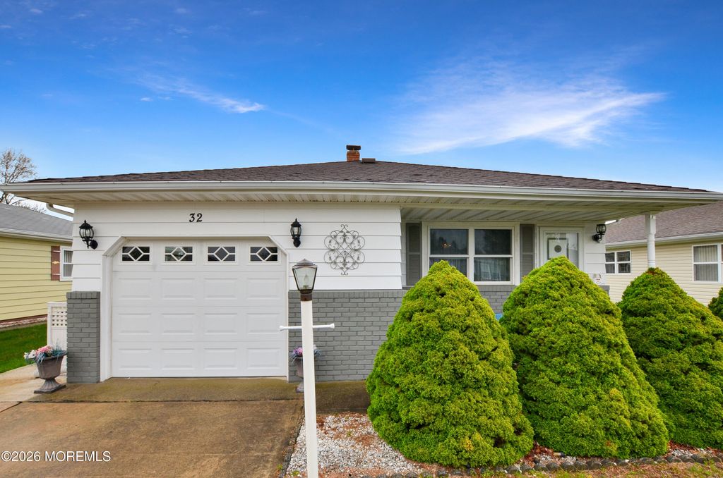 32 Bonaire Drive, Toms River, NJ 08757