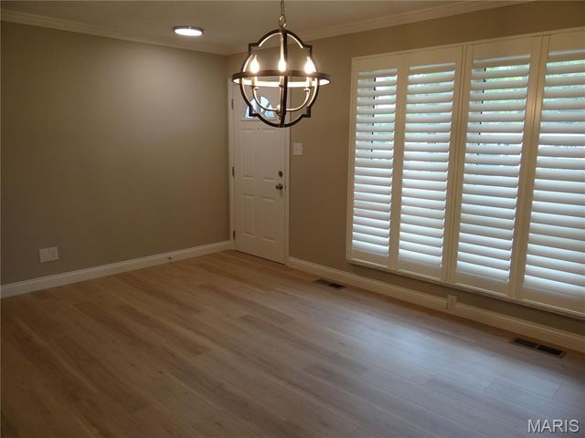 5628 Valleyside Lane, St Louis, MO 63128