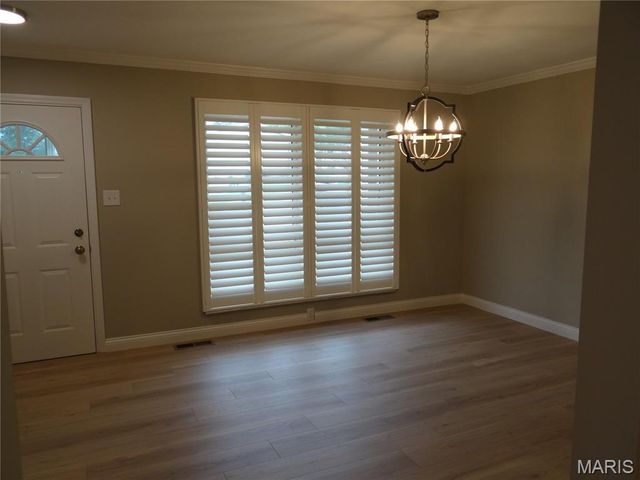 5628 Valleyside Lane, St Louis, MO 63128