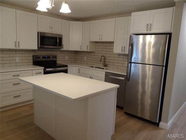 5628 Valleyside Lane, St Louis, MO 63128