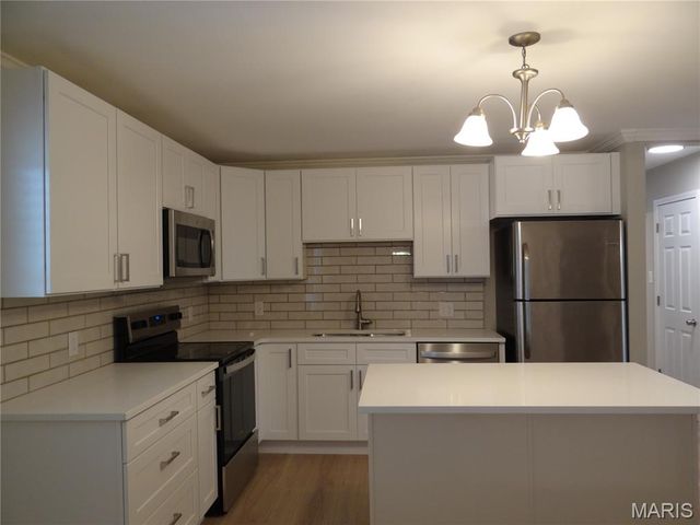 5628 Valleyside Lane, St Louis, MO 63128