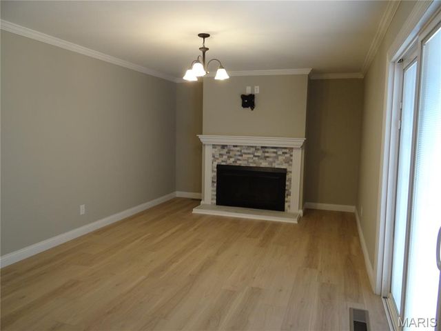 5628 Valleyside Lane, St Louis, MO 63128