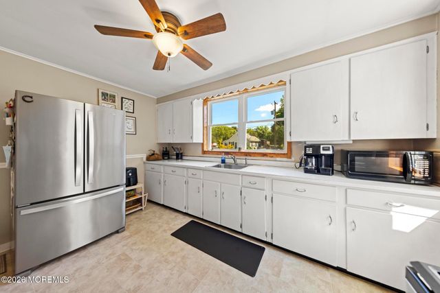 16 S Maple Avenue, Tuckerton, NJ 08087