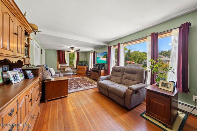 16 S Maple Avenue, Tuckerton, NJ 08087