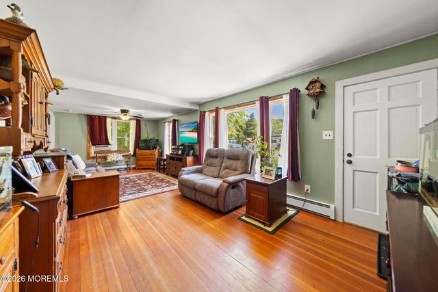 16 S Maple Avenue, Tuckerton, NJ 08087