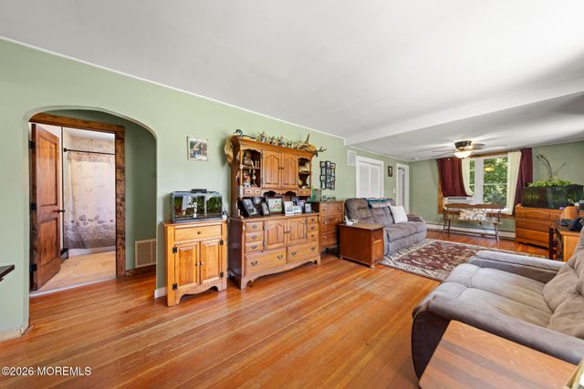 16 S Maple Avenue, Tuckerton, NJ 08087