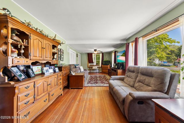 16 S Maple Avenue, Tuckerton, NJ 08087