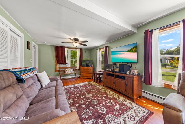 16 S Maple Avenue, Tuckerton, NJ 08087