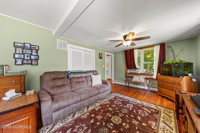 16 S Maple Avenue, Tuckerton, NJ 08087