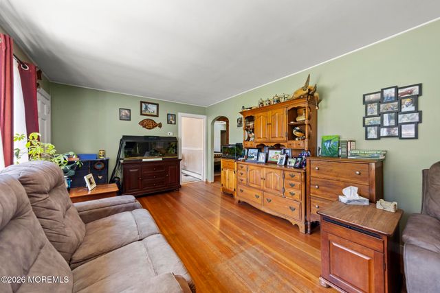 16 S Maple Avenue, Tuckerton, NJ 08087