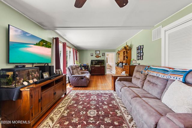 16 S Maple Avenue, Tuckerton, NJ 08087