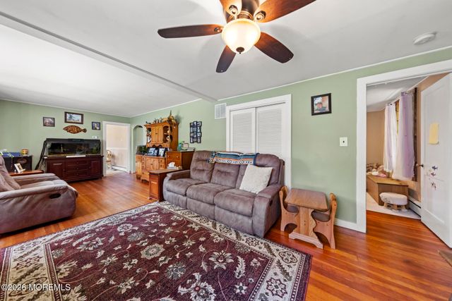 16 S Maple Avenue, Tuckerton, NJ 08087